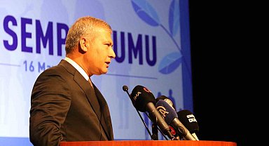 Rektör Adıgüzel kısıtlı imkânlarla bütün çocuklarını okutan ailesinden bahsederken duygulandı