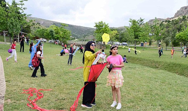 Rengarenk uçurtmalar Beydağı'nda gökyüzüyle buluştu