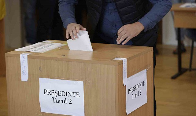 Romanya'da halk cumhurbaşkanlığı seçimi ikinci tur oylaması için sandık başında