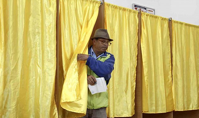 Romanya'da halk cumhurbaşkanlığı seçimleri için sandık başında