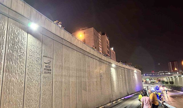 Saate aldırış etmeden alt geçitte yaşanan kazayı film gibi izlediler