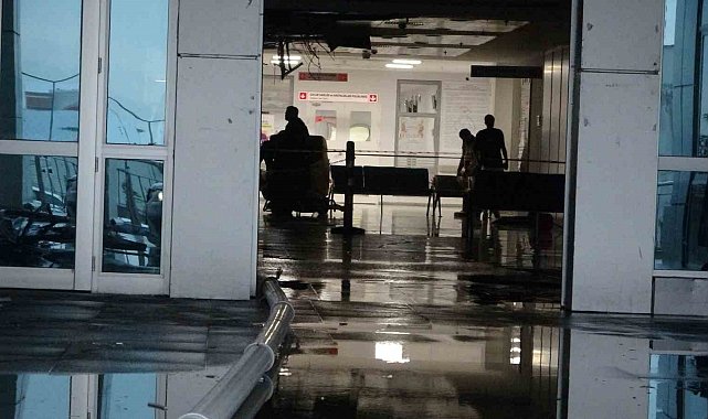 Sağanağın etkili olduğu Malatya'da hastanenin tavanı çöktü