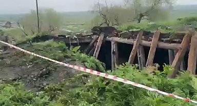 Sağanağın etkisiyle ahır çöktü, hayvanlar enkaz altında kaldı