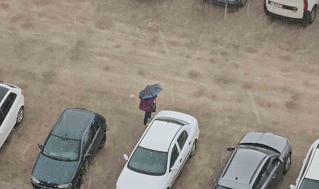 Sağanak bastırdı, vatandaşlar ne yapacağını şaşırdı