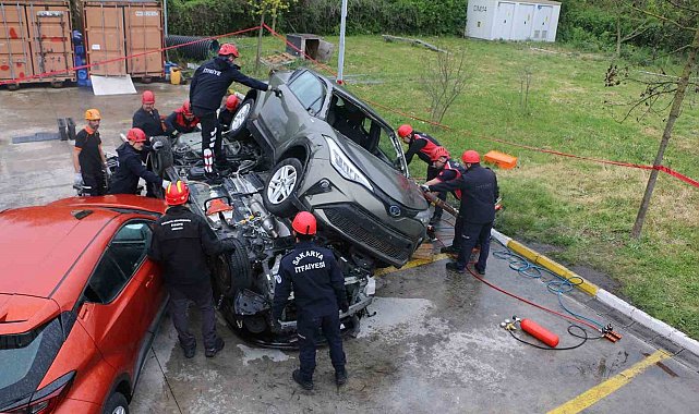 Sakarya Büyükşehir itfaiyesi eğitimlerle farklı şehirlerin adresi oluyor