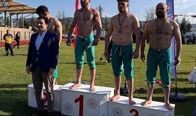 Sakarya Büyükşehirli pehlivanlardan Bilecik'te bir altın bir gümüş madalya