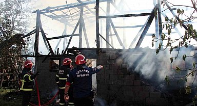 Sakarya'da alevlere teslim olan samanlık küle döndü