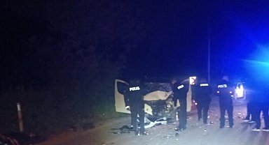Sakarya'da otomobilin çarptığı motosiklet paramparça oldu: Motokurye hayatını kaybetti