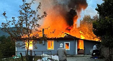 Sakarya'da tek katlı ev alev topuna döndü