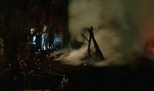 Samanlıkta başlayan yangın ahşap eve sıçradı