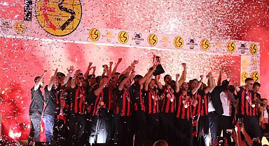 Şampiyon Eskişehirspor kupasını kaldırdı