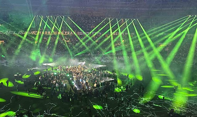 Şampiyon Kocaelispor kupasını binlerce taraftarı önünde kaldırdı