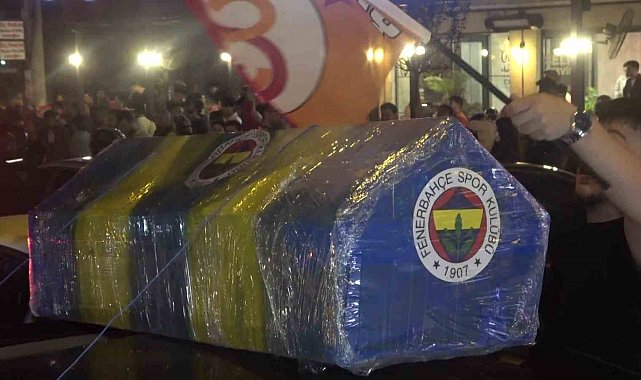 Şampiyonluk kutlamalarında Fenerbahçe tabutu taşındı