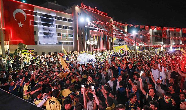 Şampiyonluk maçı dev ekranda yayınlandı