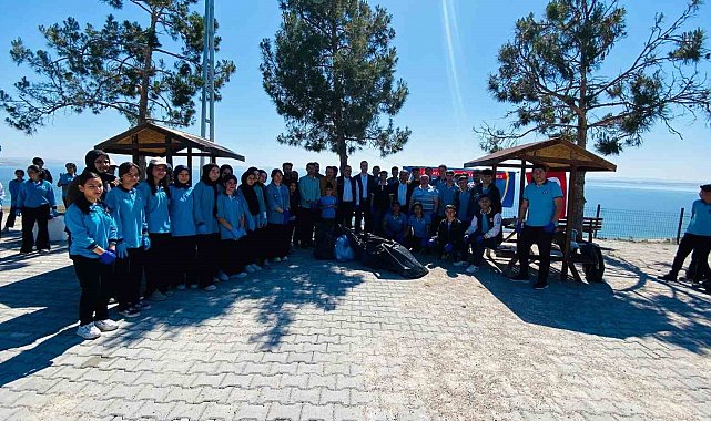 Samsat'ta protokol ve öğrenciler doğa temizliği yaptı