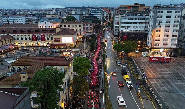 Samsun'da 1919 metrelik bayrakla yağmur altında "Bayrak ve Fener Alayı" yürüyüşü