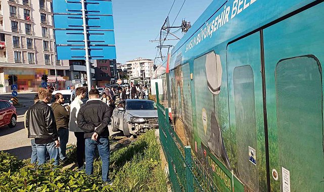 Samsun'da kırmızı ışık ihlali yapan otomobil tramvay ile çarpıştı