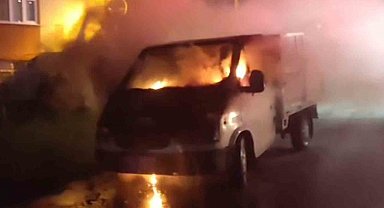 Samsun'da park halindeki kamyonet yandı