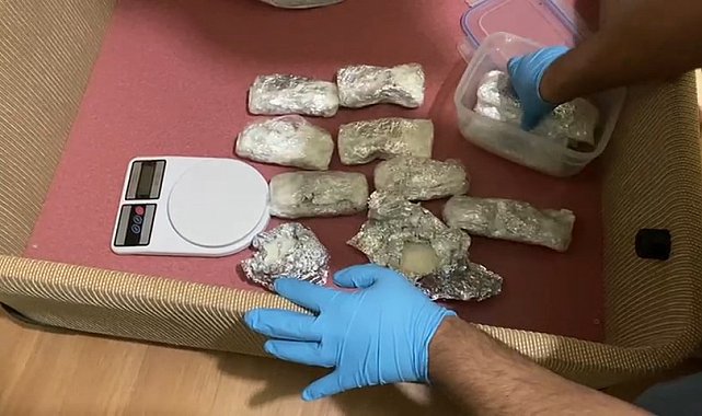Samsun'da polis evdeki baza altında 1 kilo 350 gram metamfetamin ele geçirdi