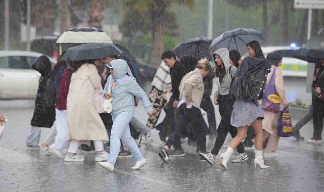 Samsun'da sağanak yağmur ve dolu hayatı olumsuz etkiledi