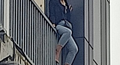 Samsun'da üst geçidin korkuluklarına çıkan kadını polis ikna etti