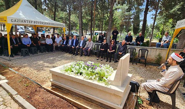 Sanayici M. Naci Topçuoğlu, mezarı başında dualarla anıldı