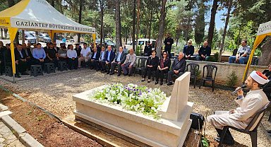 Sanayici M. Naci Topçuoğlu, mezarı başında dualarla anıldı