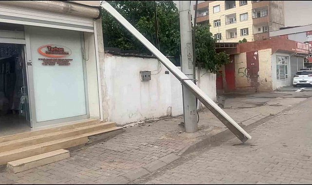 Şanlıurfa'da fırtına sürücülere zor anlar yaşattı