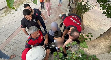 Şanlıurfa'da koluna demir korkuluk saplanan çocuğu itfaiye kurtardı
