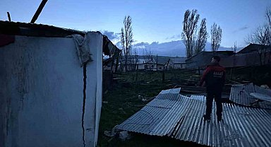 Sarıkamış'ta fırtına okulun ve evlerin çatısını uçurdu