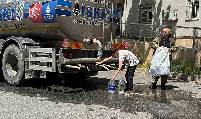 Sarıyer'de çöken yol vatandaşı suyundan etti: Tankerden evlerine bidonlarla su taşıdılar