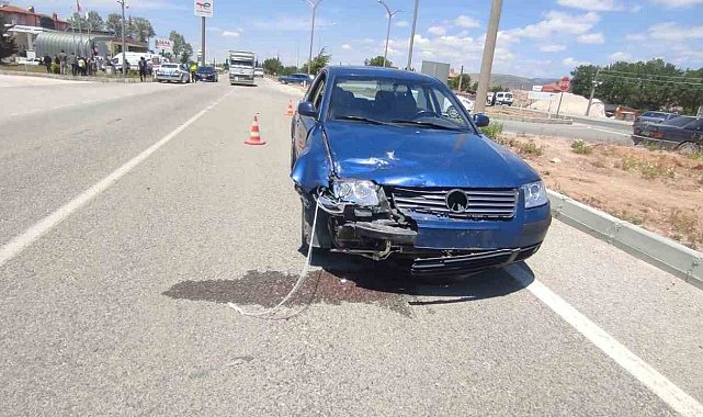 Şarkikaraağaç'ta belediye aracı motosikletle çarpıştı: 3 yaralı