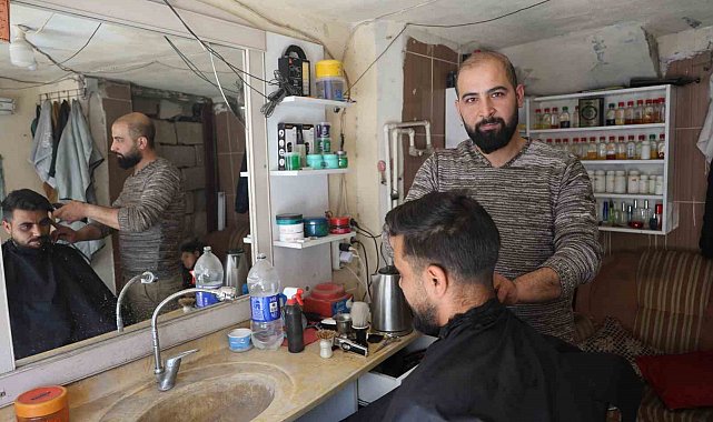 Savaştan kaçarak sığındığı Türkiye'den ülkesine dönmeyi planlayan Suriyeli berber: "Türk milletiyle kardeşiz, Suriye'ye gelirseniz başımızın üstünde yeriniz var"