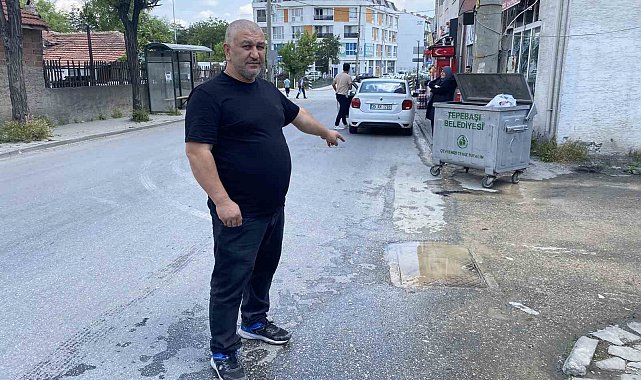 Şebeke suyu hattındaki patlak onarılmayı bekliyor