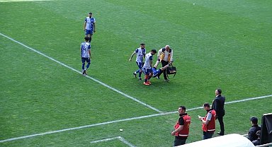 Sedye olmayınca sakatlanan futbolcu karga tulumba saha kenarına taşındı