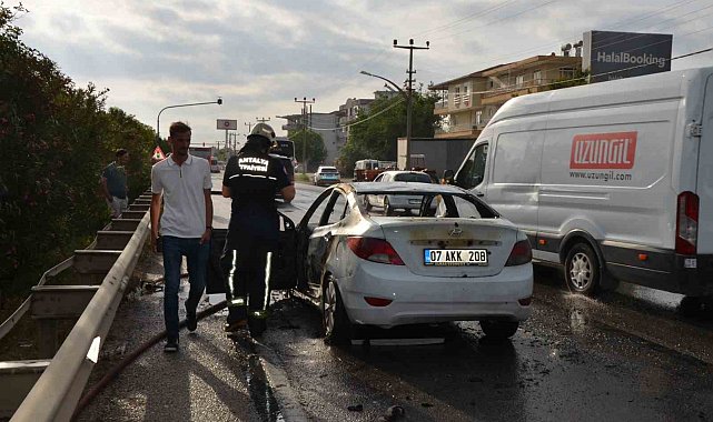 Serik'te seyir halindeki otomobil alev alev yandı