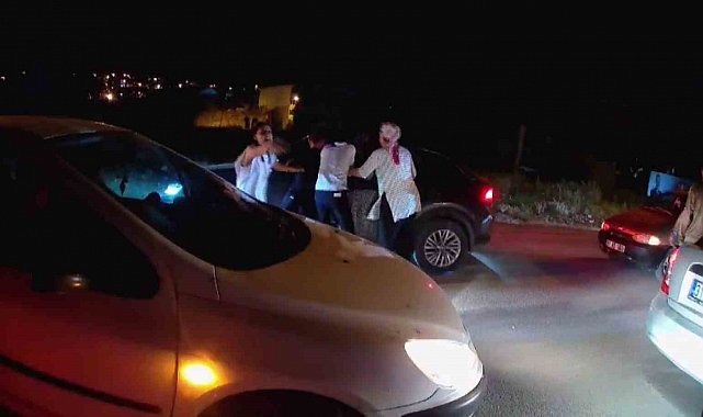 Sevinç kutlamaları esnasında kavgayı ayırmayı çalışan 'Yardım edin' çağrısı kamerada