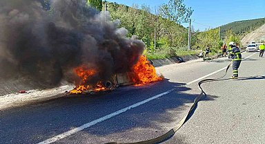 Seyir halinde bir anda alev alan araç kül oldu