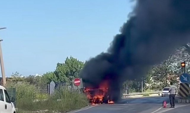 Seyir halindeki çarşaf yüklü kamyonet alev topuna döndü