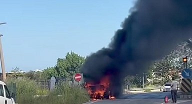 Seyir halindeki çarşaf yüklü kamyonet alev topuna döndü
