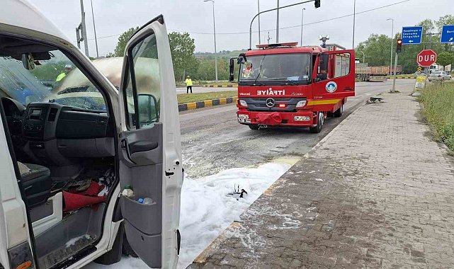 Seyir halindeki minibüs alev aldı