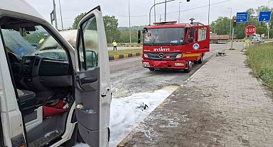 Seyir halindeki minibüs alev aldı