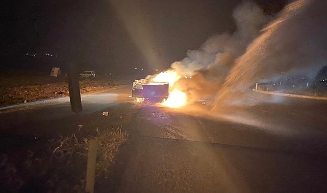 Seyir halindeyken alevlere teslim olan Tofaş demir yığını haline geldi