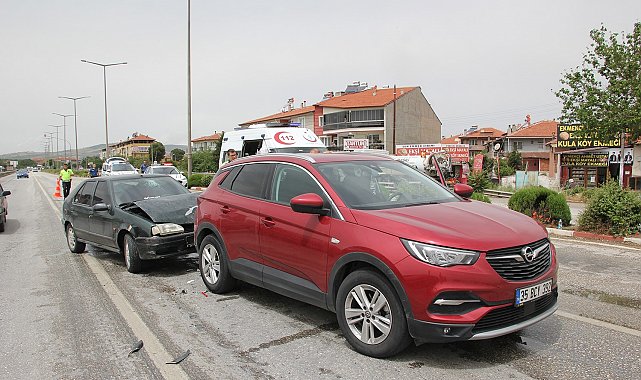 Seyir halindeyken kırmızı ışıkta bekleyen otomobile çarptı: 1 yaralı