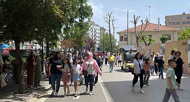 Sıcak havayı fırsat bilen vatandaşlar şehir merkezlerinde yoğunluk oluşturdu