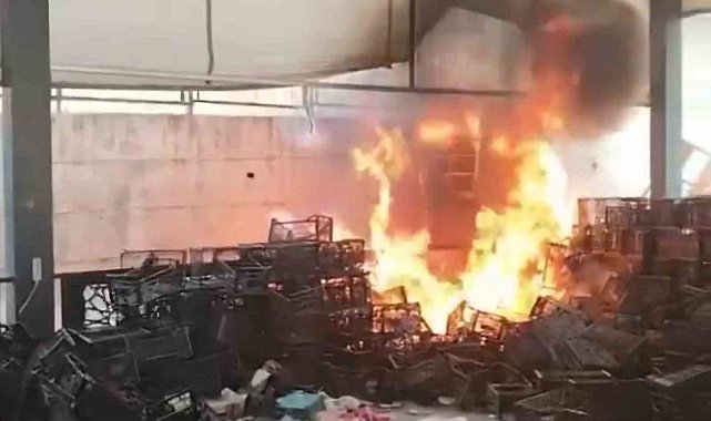 Siirt'te semt pazarındaki plastik kasalar yandı