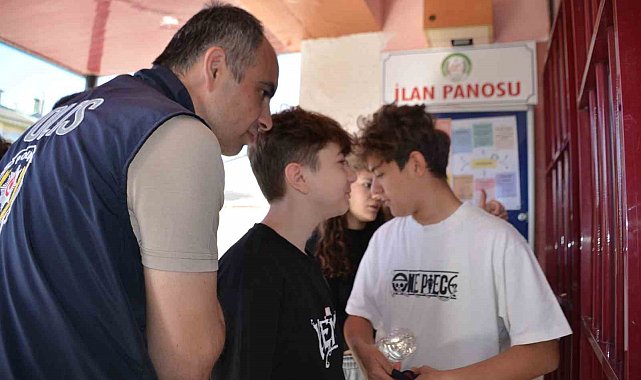 Sınav yerini karıştıran ortaokul öğrencisini motosikletiyle sınava yetiştirdi