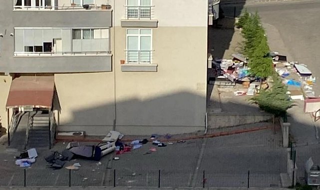 Sinir krizi geçiren şahıs evindeki eşyaları 6. kattan sokağa attı