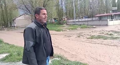 Sivas'ta dere taştı, köyün sokakları nehre döndü