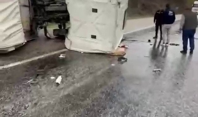 Sivas'ta kontrolden çıkan kamyon devrildi, sürücü yaralandı